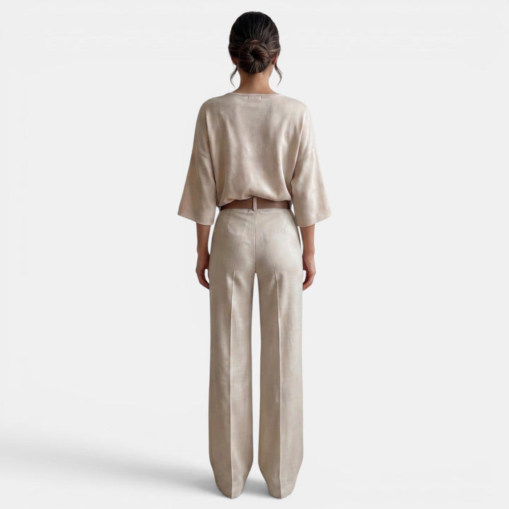 Conjunto casual elegante para mujer, dos piezas holgadas en tono beige, ofrece máxima comodidad y moda.