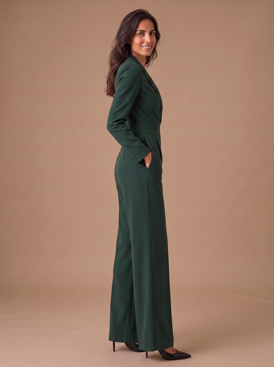 Mono de mujer sofisticado con pernera ancha, escote V y manga larga. Comodidad y estilo elegante garantizados.