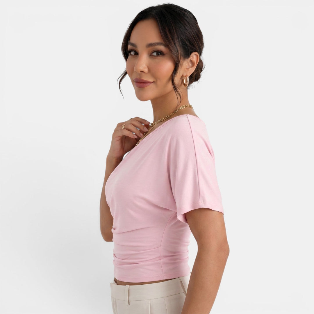 Top fresco de mujer con hombros descubiertos. Moda casual de verano, femenina y muy cómoda.