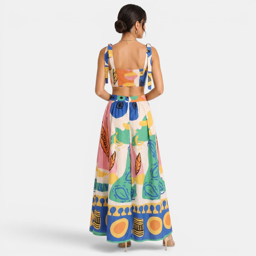 Mujer vistiendo un conjunto de verano estampado. Incluye top fresco y falda larga, un estilo femenino y casual-elegante.