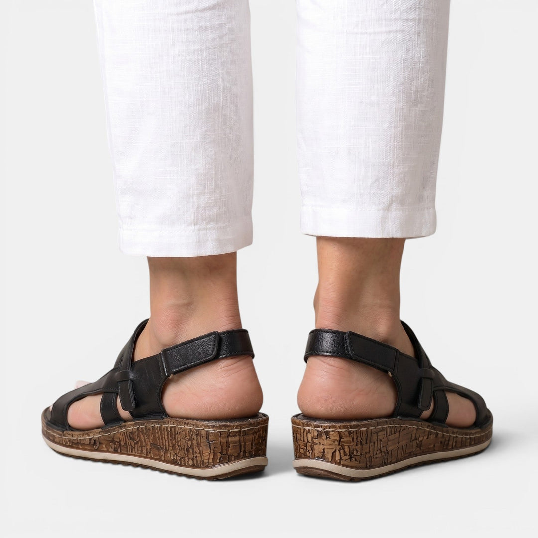 Sandalias de mujer con cuña cómoda y soporte ergonómico, correas ajustables. Confort femenino y estilo casual de verano.