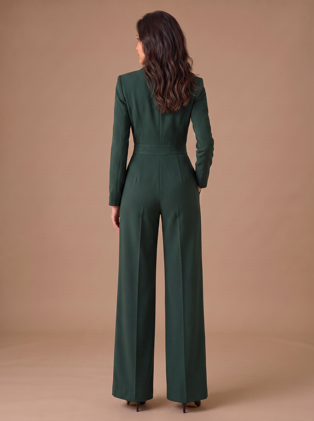 Mujer luciendo mono elegante de moda femenina con escote V, manga larga y pernera ancha. Outfit perfecto.