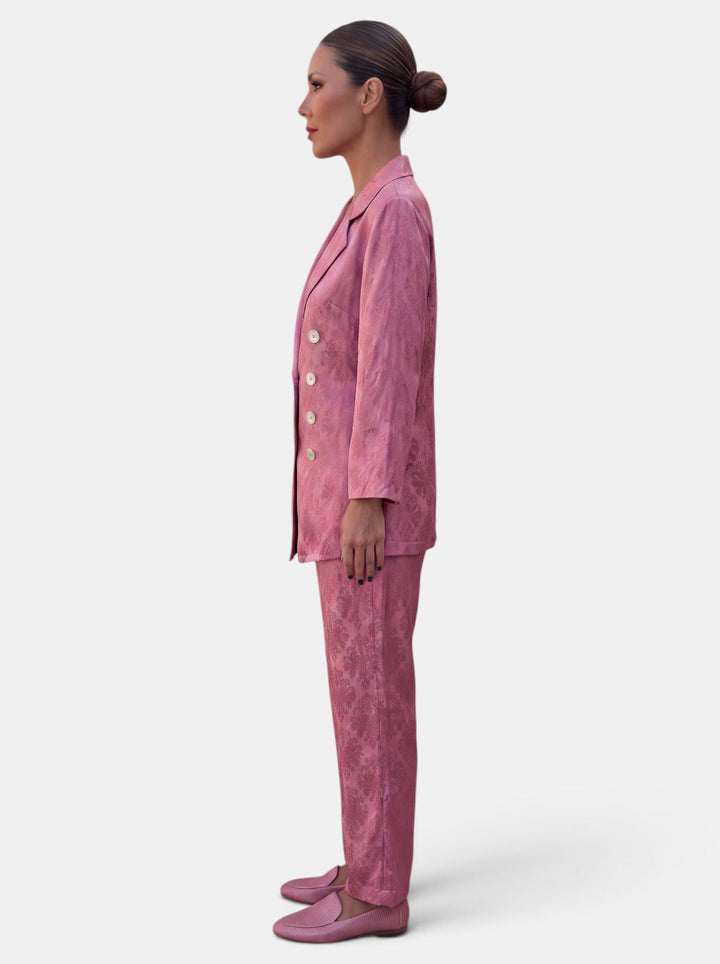 Atuendo de oficina formal: Conjunto de blazer elegante y pantalón wide leg de moda para mujer.