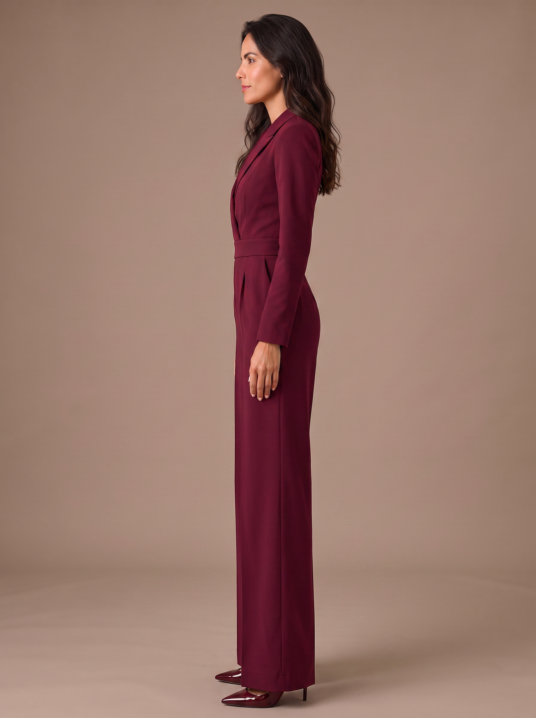 Mono sastre femenino con escote V y pernera ancha. Perfecto para eventos formales, fiesta o look de oficina.