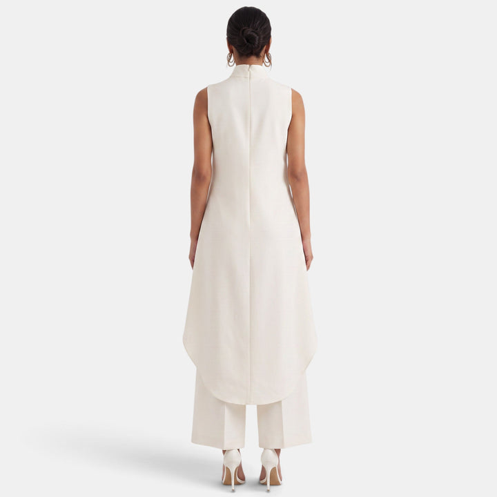 Moda femenina: conjunto asimétrico de cuello alto y pantalón palazzo para mujer. Estilo moderno y versátil.