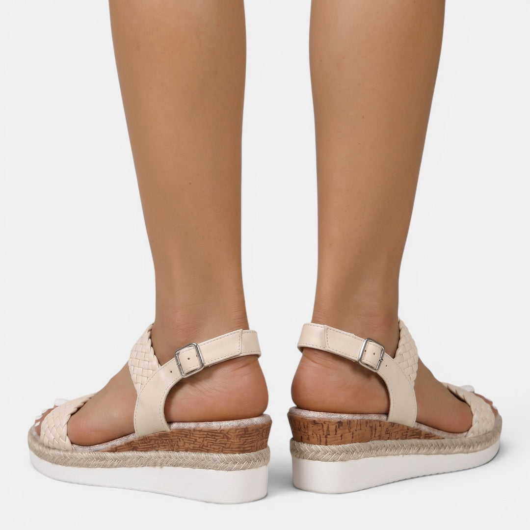 Elegantes sandalias de plataforma para mujer, brindan comodidad y estilo chic.