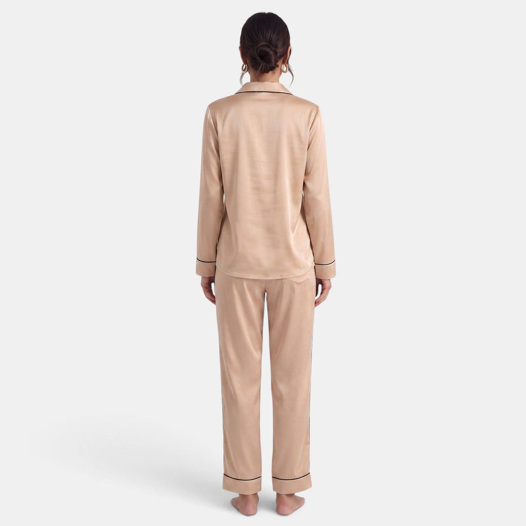 Pijama de seda premium para mujer. Experimenta lujo, confort y elegancia en tu ropa de dormir.