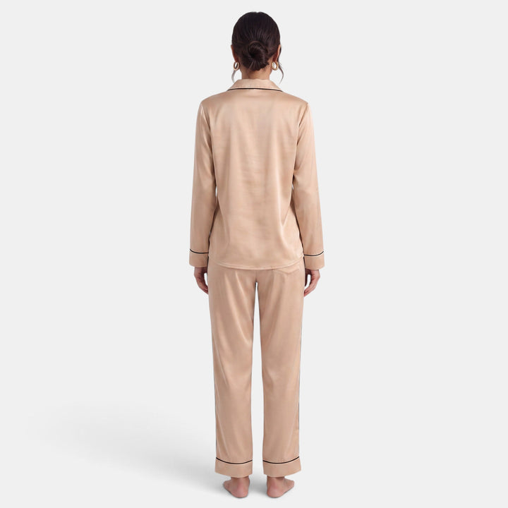 Pijama de seda premium para mujer. Experimenta lujo, confort y elegancia en tu ropa de dormir.