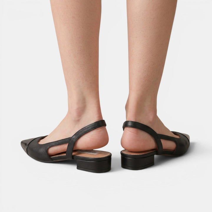 Primer plano de sandalias femeninas con tacón bajo y punta fina. Calzado cómodo y chic para cualquier mujer.