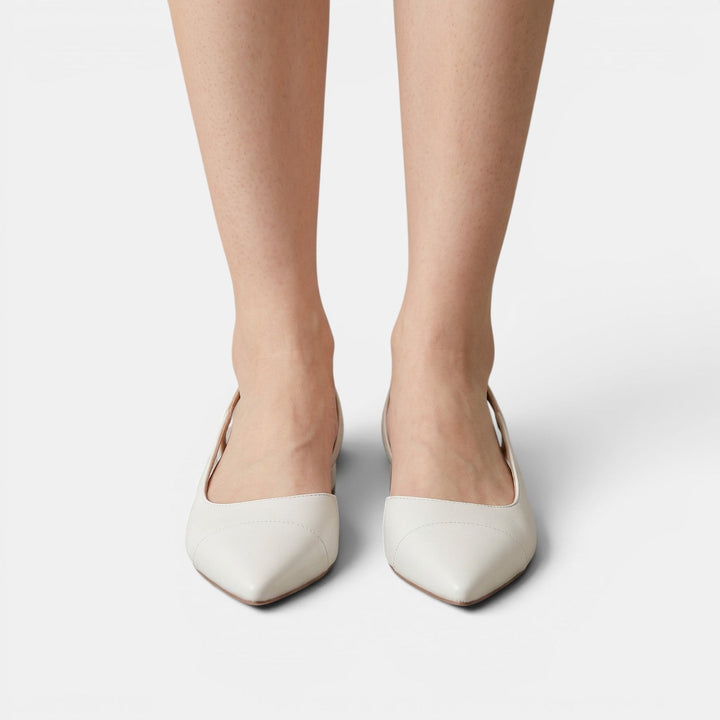 Detalle de sandalias de mujer con tacón bajo elegante. Confortable diseño cerrado y punta fina para el día a día.