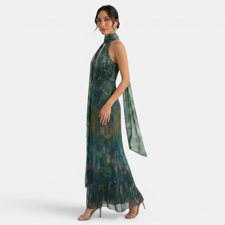 Vestido de fiesta halter verde con lazo decorativo y espalda descubierta para mujer. Moda femenina elegante.