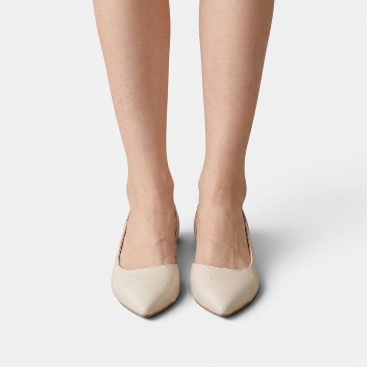 Sandalias cerradas de mujer con punta fina. Diseño moderno y tacón bajo para máxima comodidad y estilo.