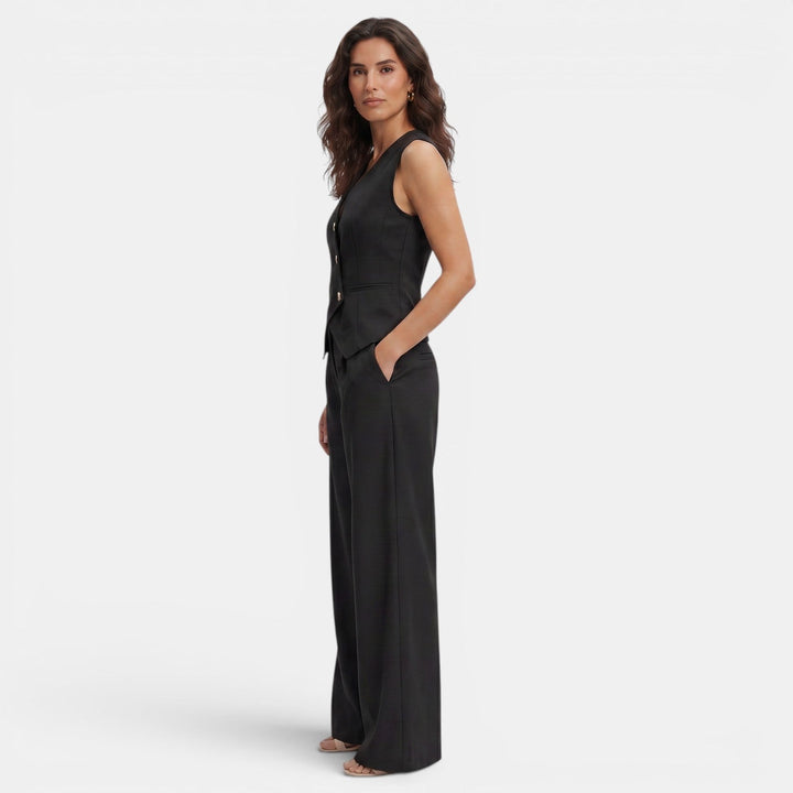 Conjunto versátil de chaleco y pantalón elegante para mujer, adaptable a looks formales y casual chic.