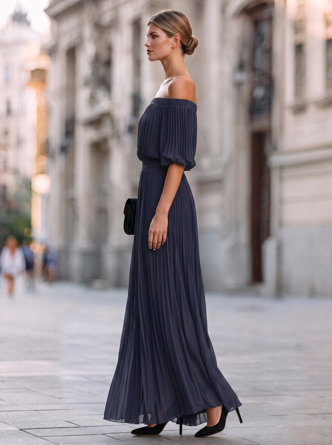 Vestido largo de mujer con escote asimétrico y falda plisada. Moda femenina elegante para fiesta y boda.