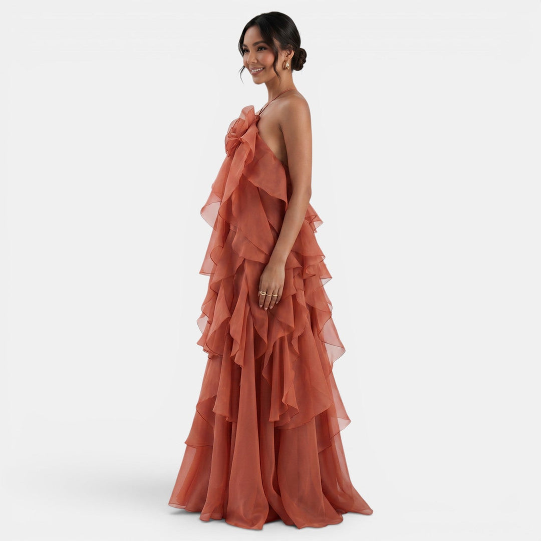 Vestido maxi halter rojo elegante para mujer con flor, perfecto para fiesta de verano con espalda abierta.