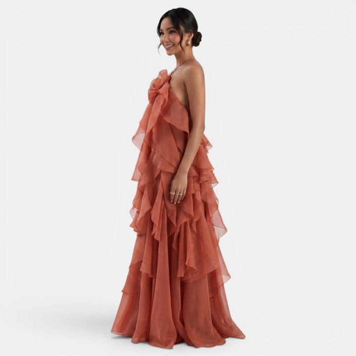 Vestido maxi halter rojo elegante para mujer con flor, perfecto para fiesta de verano con espalda abierta.