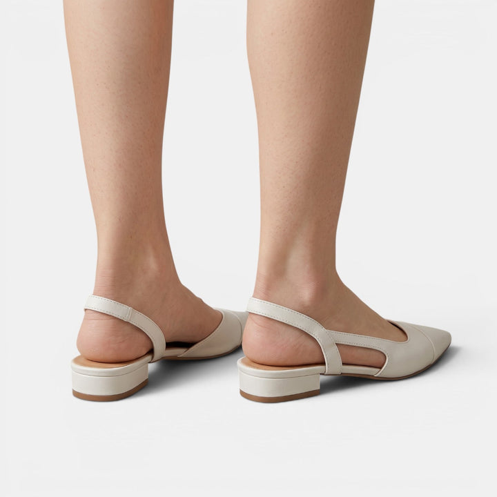 Sandalias de mujer en color neutro, tacón bajo y diseño elegante. Ideales para un look sofisticado de oficina.