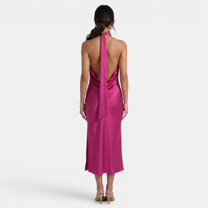 Vestido negro elegante y sensual para mujer, ideal para fiesta. Diseño sofisticado con detalles drapeados.