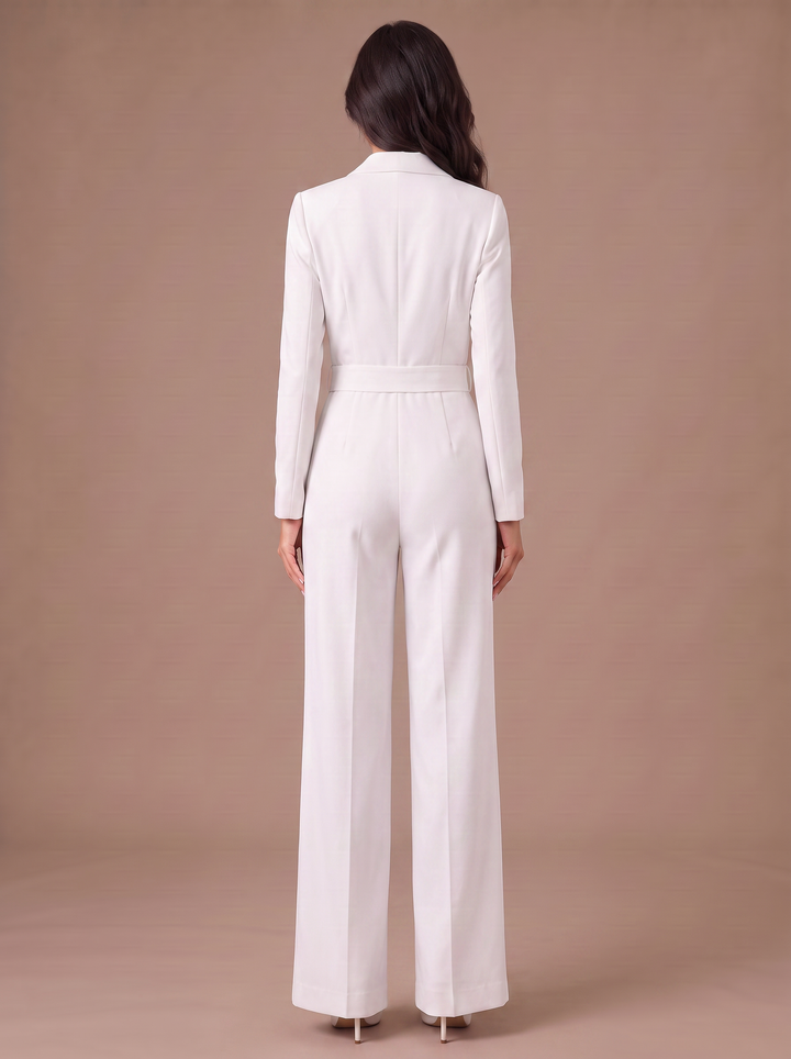 Detalle de mono elegante de mujer con escote V profundo y manga larga. Estilo moderno y sofisticado.