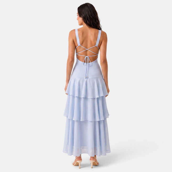 Vestido de invitada de boda maxi con volantes, un look sofisticado y veraniego.