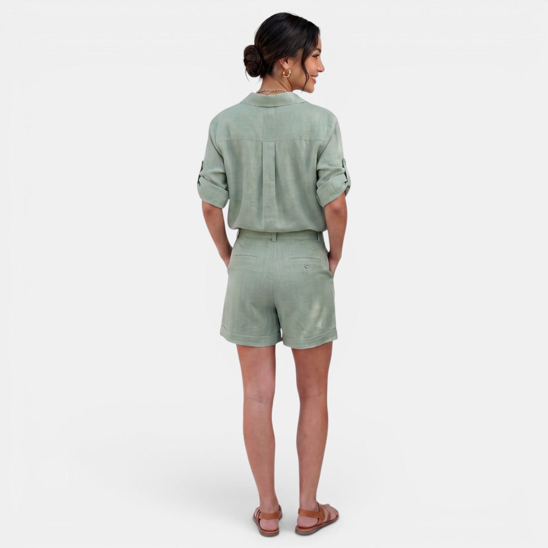 Conjunto femenino de moda: camisa de lino y algodón, manga media, para un estilo elegante de verano.