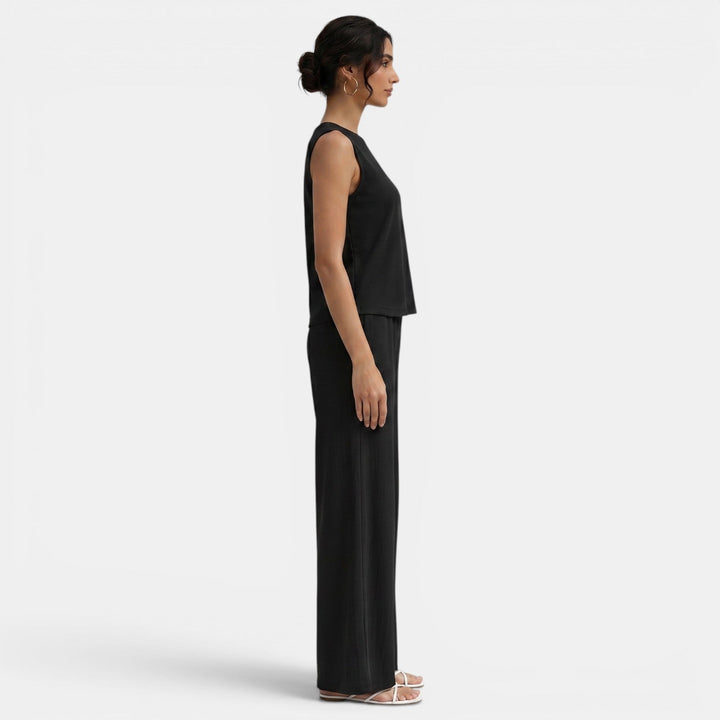 Mujer sonriente vistiendo conjunto de dos piezas, ideal para ocasiones elegantes o casuales de primavera.