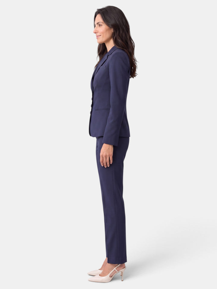 Traje de blazer asimétrico elegante para mujer. Moda femenina que empodera el look de oficina.