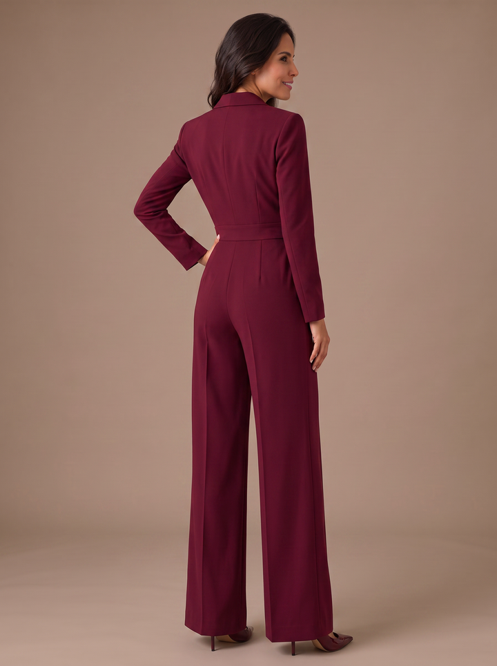 Mujer vistiendo mono elegante de manga larga, escote en V y pernera ancha. Moda femenina sofisticada.