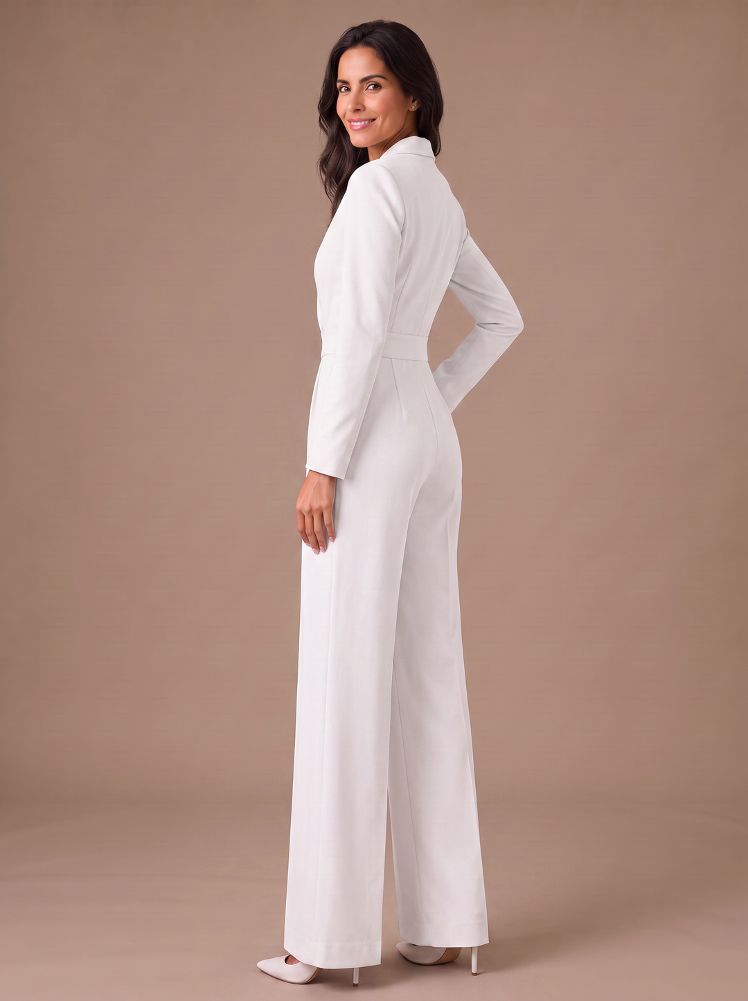 Mono casual elegante con escote V, manga larga y pernera ancha. Versátil para oficina, eventos o fiesta.