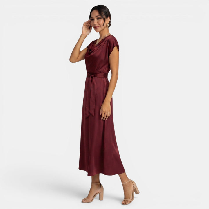 Vestido de seda rojo midi para mujer. Diseño elegante y sofisticado, ideal para fiestas y eventos.