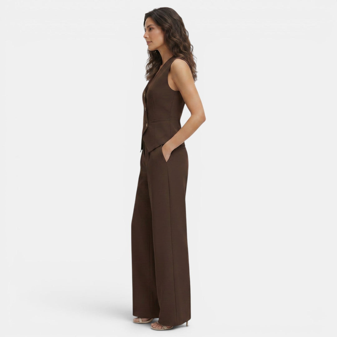 Conjunto casual chic de mujer con chaleco y pantalón. Estilo versátil y elegante para el día a día.