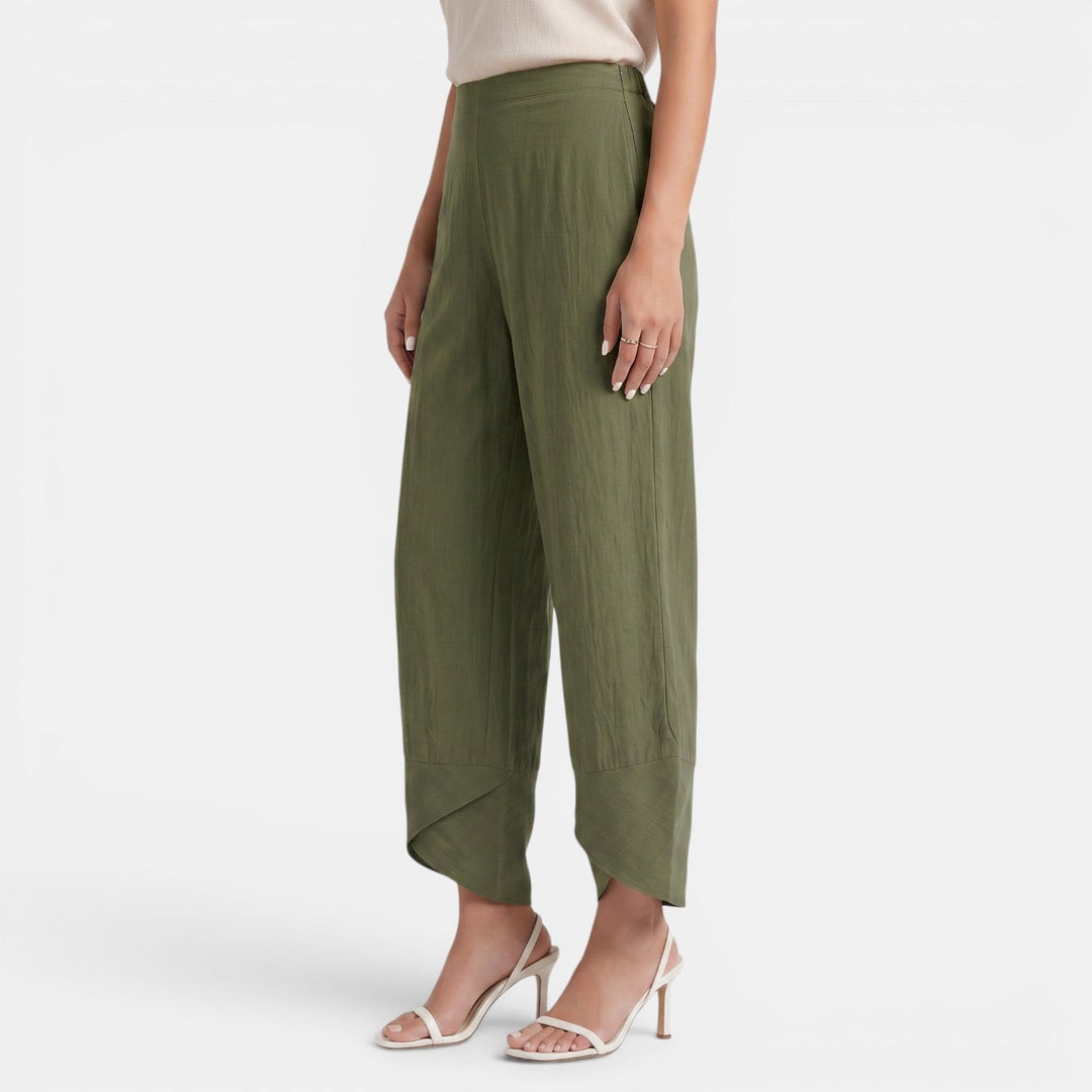Conjunto de mujer con pantalón ancho de lino blanco, perfecto para un estilo elegante de verano.