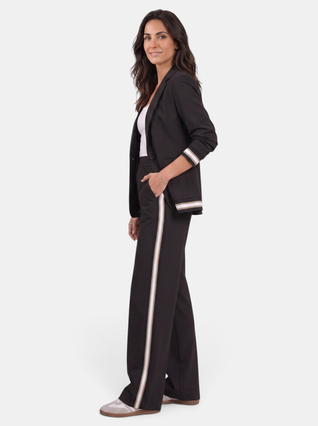 Traje femenino de blazer y pantalón ancho, ropa elegante y formal para moda ejecutiva de mujer.