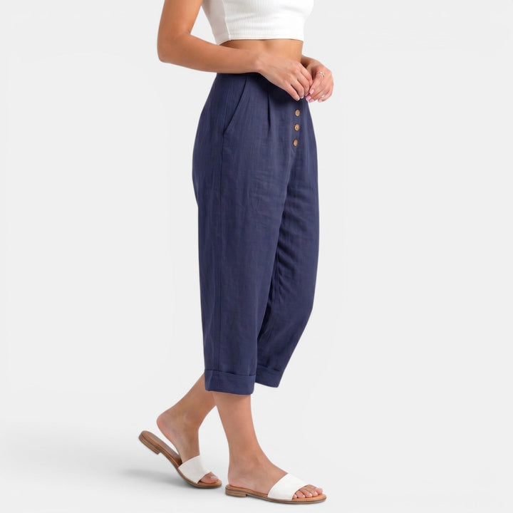 Pantalón capri holgado de lino para mujer, combina elegancia y comodidad casual de verano.