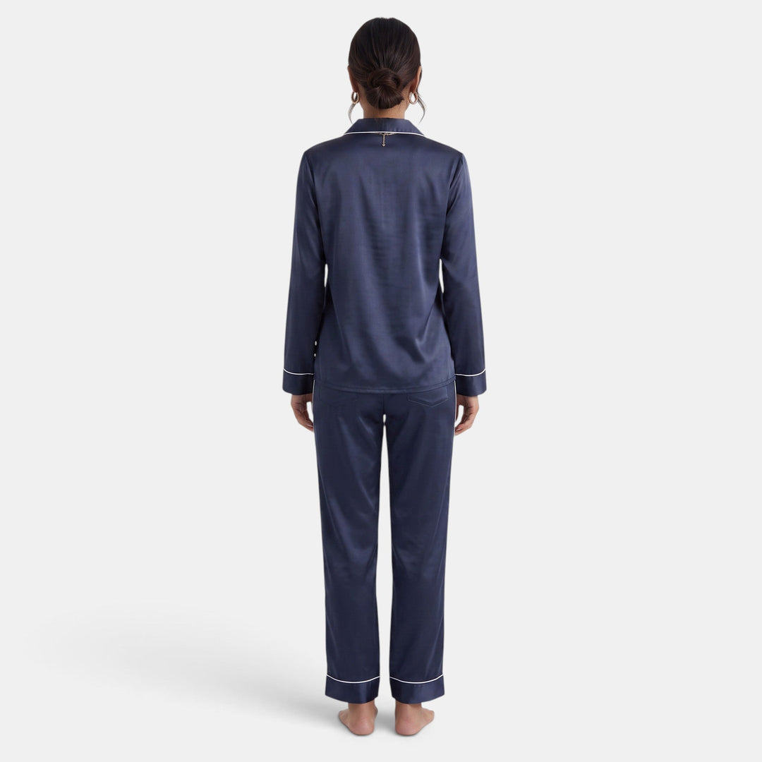 Pijama de seda rosa mujer, elegante y suave. Ropa de dormir de lujo para un confort máximo.