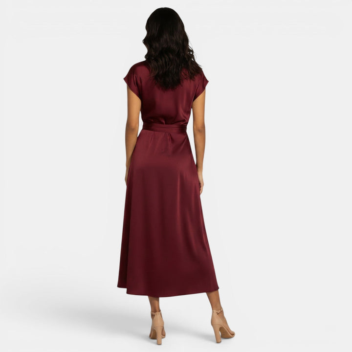 Vestido de seda verde, corte midi. Elegancia y moda chic para bodas o eventos especiales de mujer.