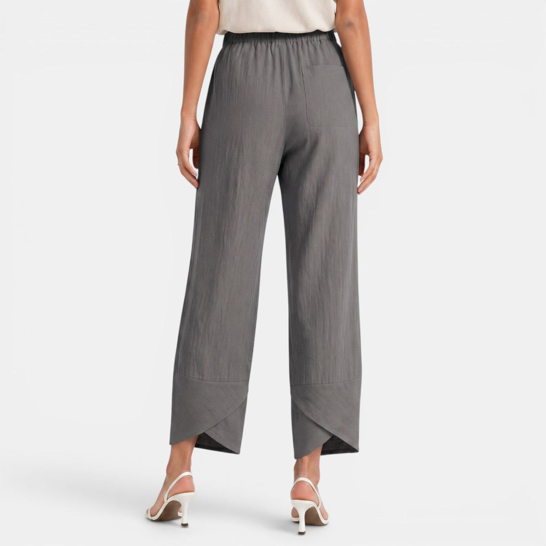 Mujer disfrutando con pantalón ancho de lino, comodidad y elegancia para el verano.