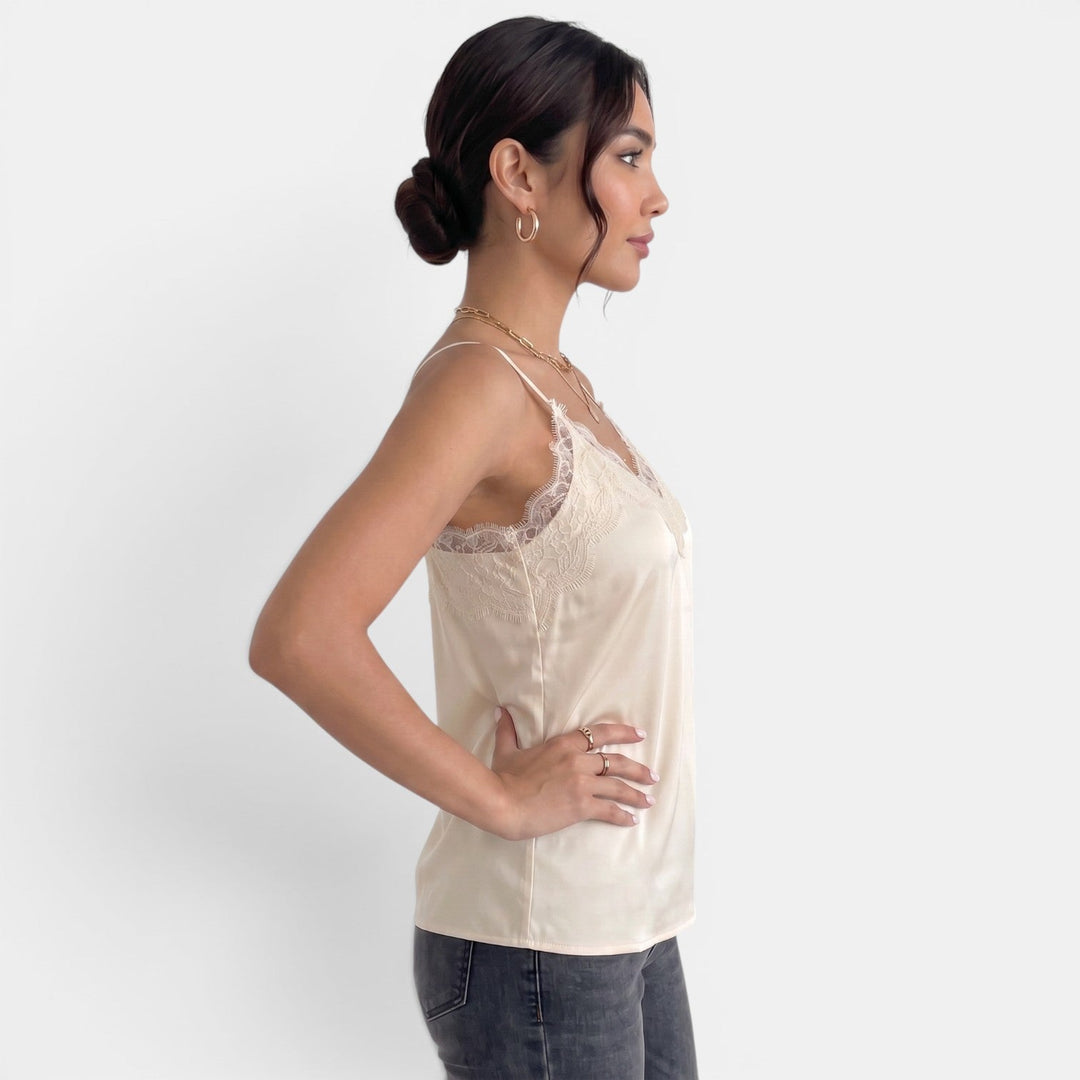 Camiseta de tirantes femenina, diseño chic con encaje y cuello V. Perfecta para el día a día veraniego.