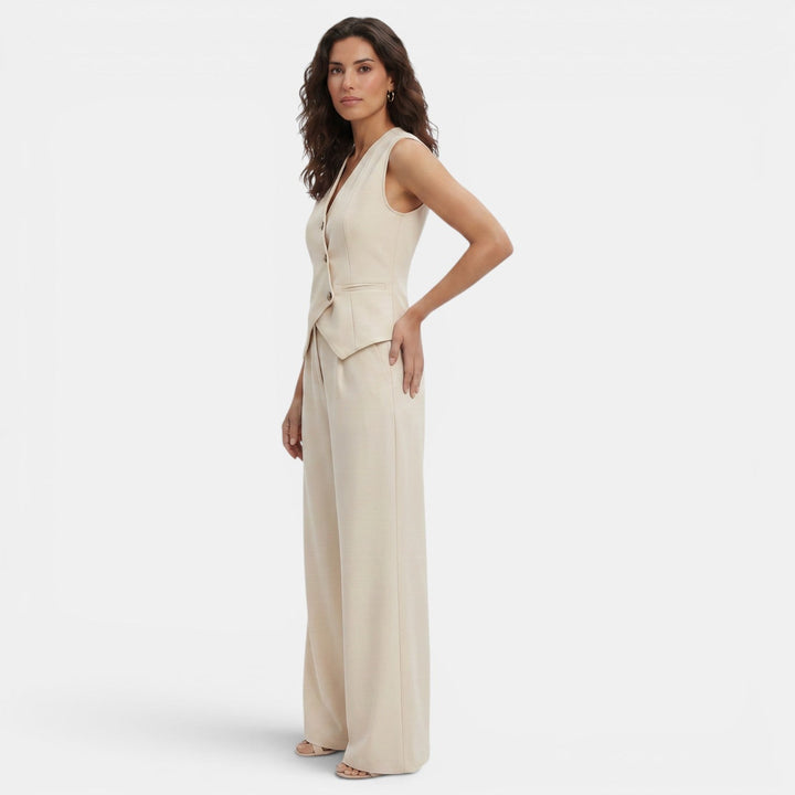 Chaleco elegante de mujer, parte del conjunto versátil. Perfecto para un look formal o casual chic.