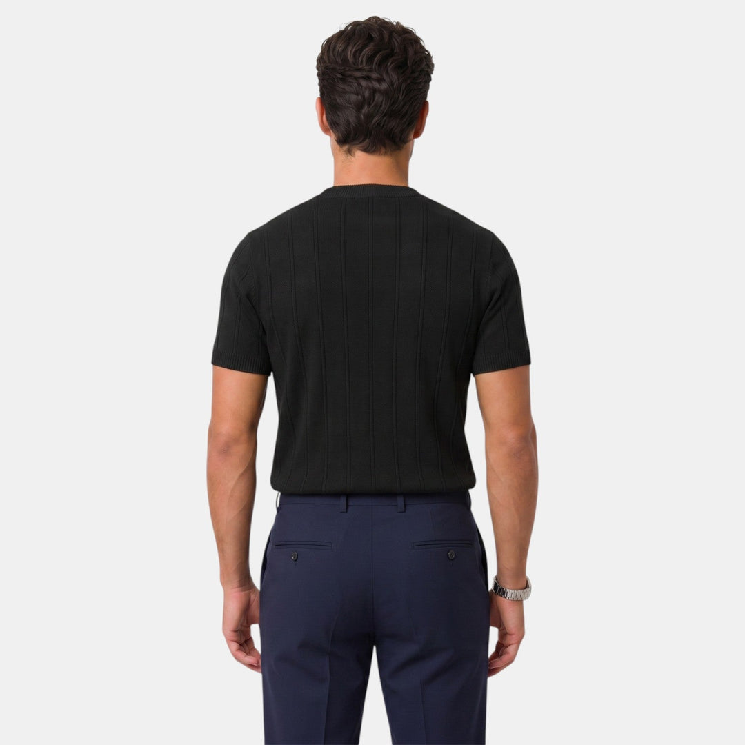 Hombre joven con camiseta slim fit. Ropa masculina moderna y cómoda para un look contemporáneo.