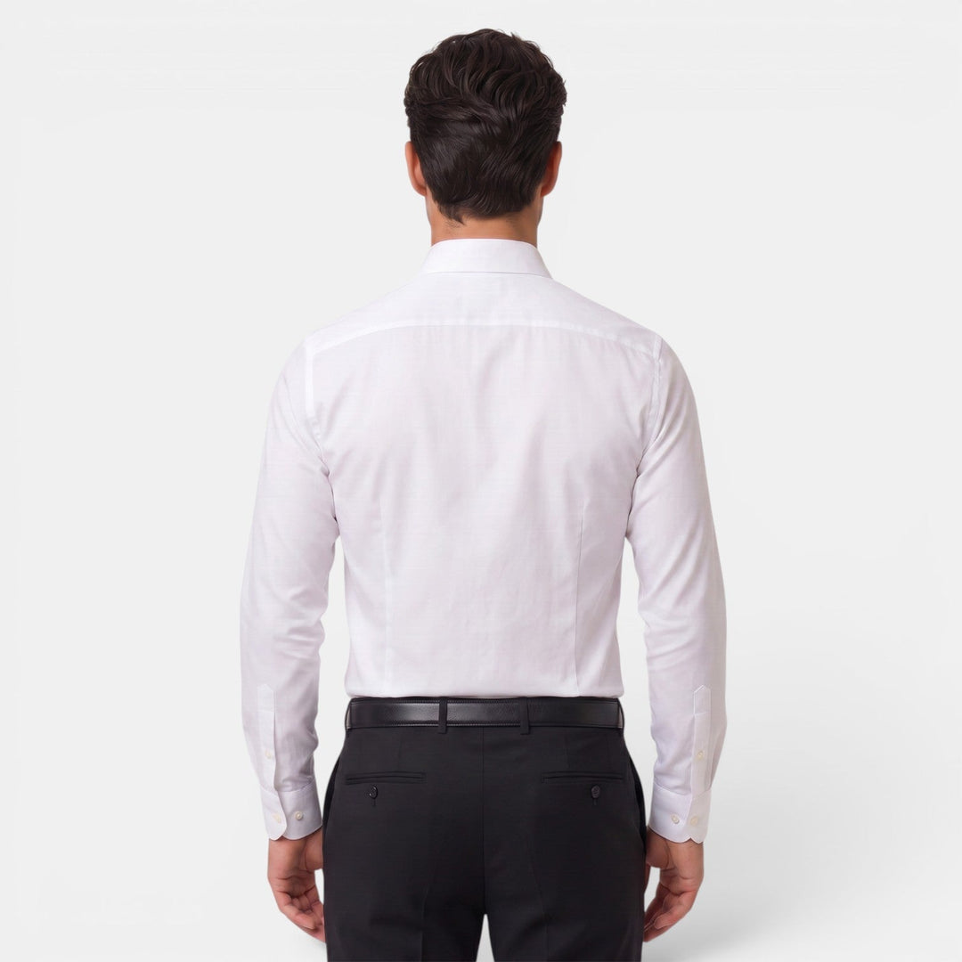 Hombre vistiendo camisa versátil de manga larga, estilo casual-formal para cualquier ocasión.