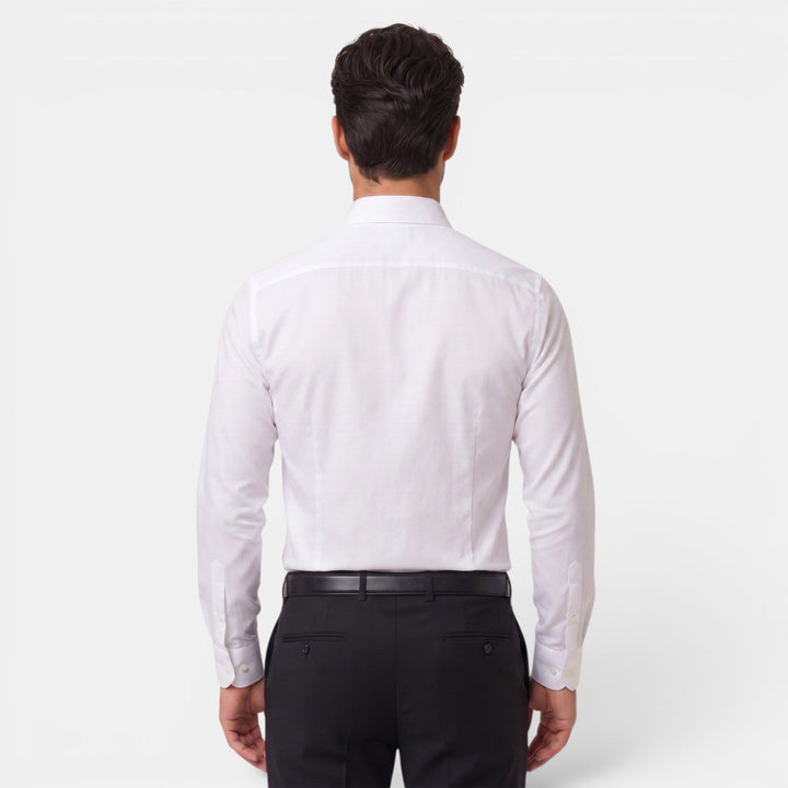 Hombre vistiendo camisa versátil de manga larga, estilo casual-formal para cualquier ocasión.