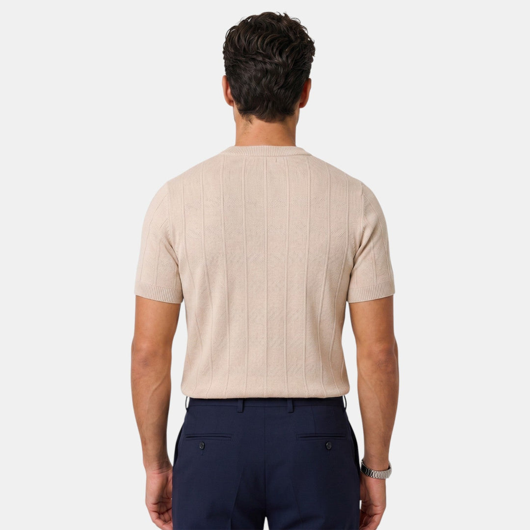 Hombre vistiendo camiseta slim fit premium. Ropa masculina cómoda y elegante para cualquier ocasión.