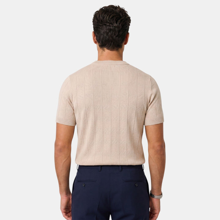 Hombre vistiendo camiseta slim fit premium. Ropa masculina cómoda y elegante para cualquier ocasión.