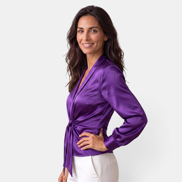 Blusa satinada para mujer, con detalle de lazo en el cuello y escote V. Estilo versátil y chic.