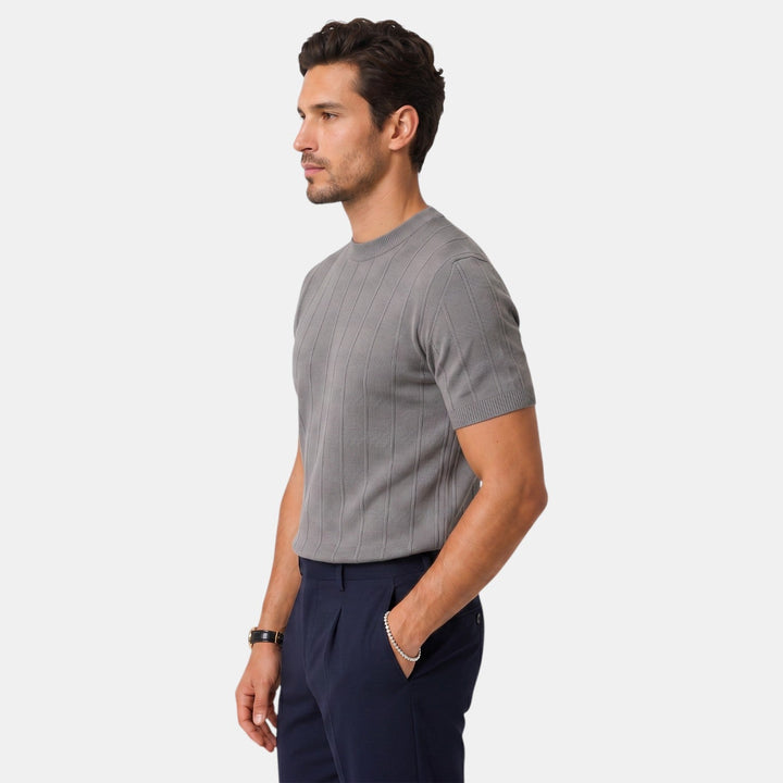 Disfruta el verano con esta camiseta ligera y cómoda slim fit para hombre. Estilo casual elegante.