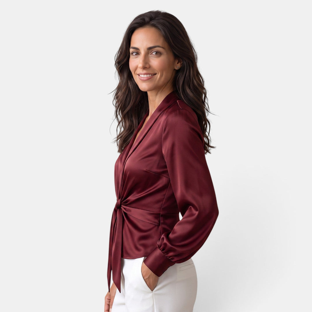 Blusa satinada de mujer con escote V profundo y lazo. Manga larga, perfecta para elegancia versátil.