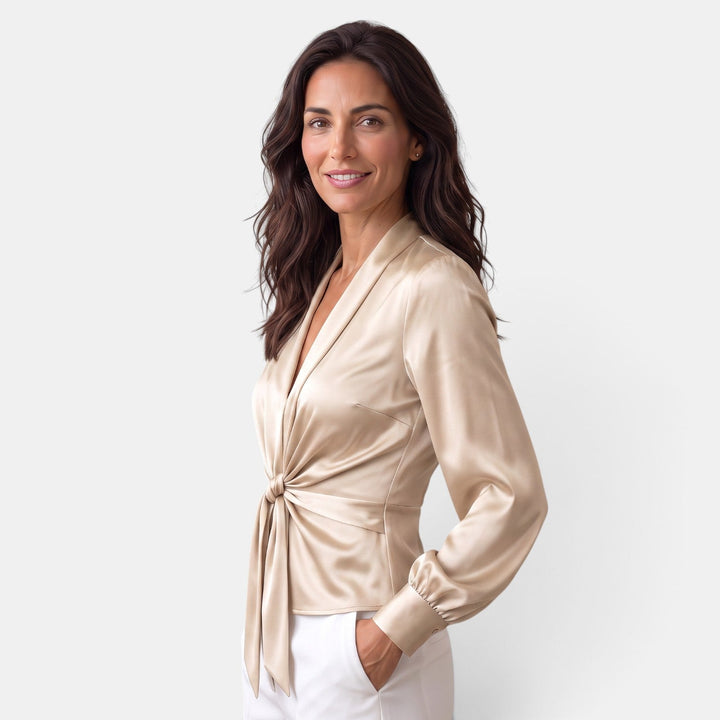 Blusa de mujer satinada con lazo, manga larga y escote V. Ideal para looks de oficina o fiesta.