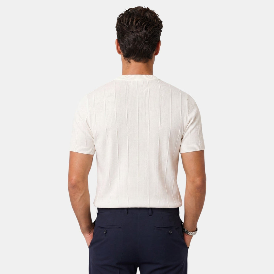 Hombre con camiseta slim fit premium, ligera y fresca, perfecta para el verano y clima cálido.