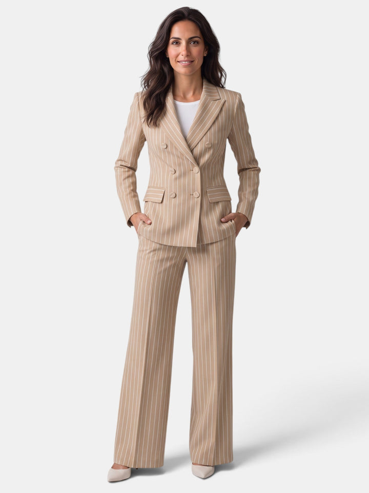 Mujer vistiendo traje de blazer con raya diplomática. Conjunto profesional para ropa de oficina.